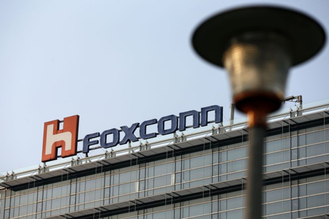 Foxconn уволила 25%