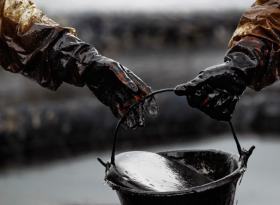 Акции и нефть падают на